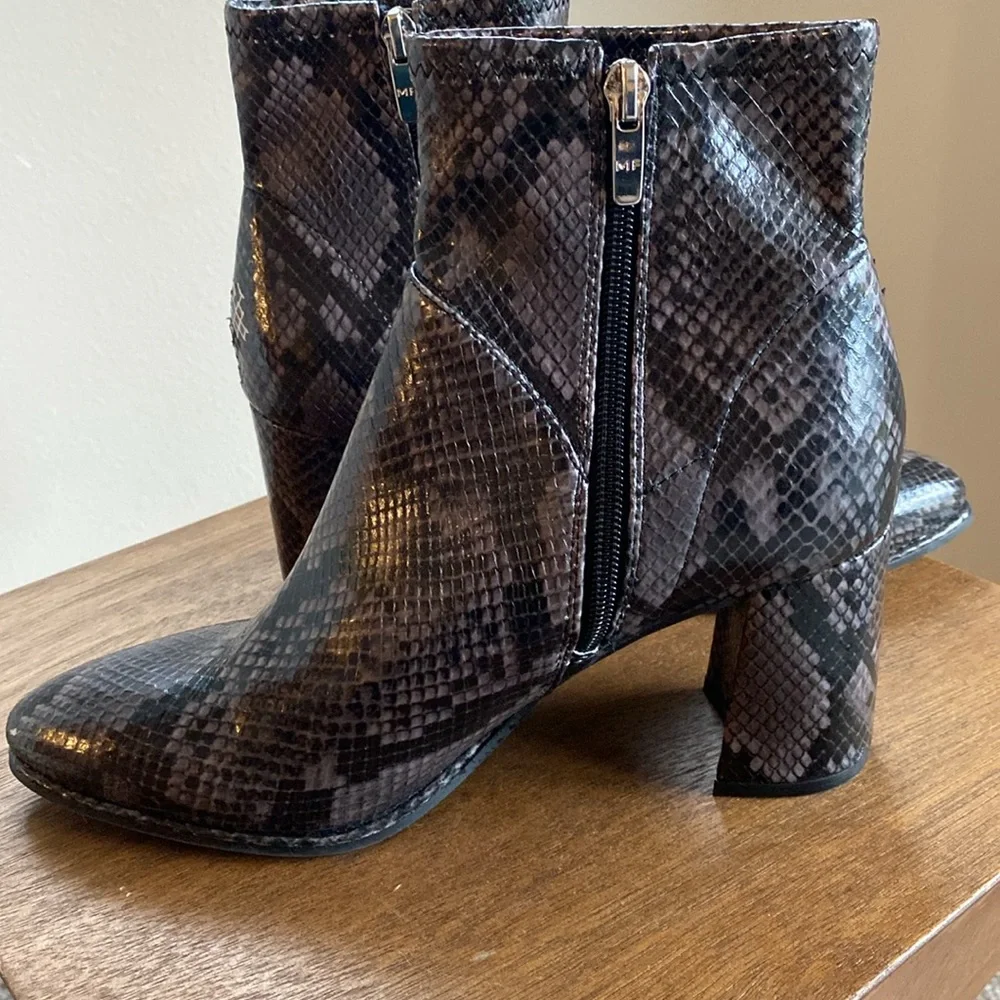 Marc Fisher Dyvine Black & Gray Snakeskin Zip Up Pointed Toe Booties Boots, 8.5M